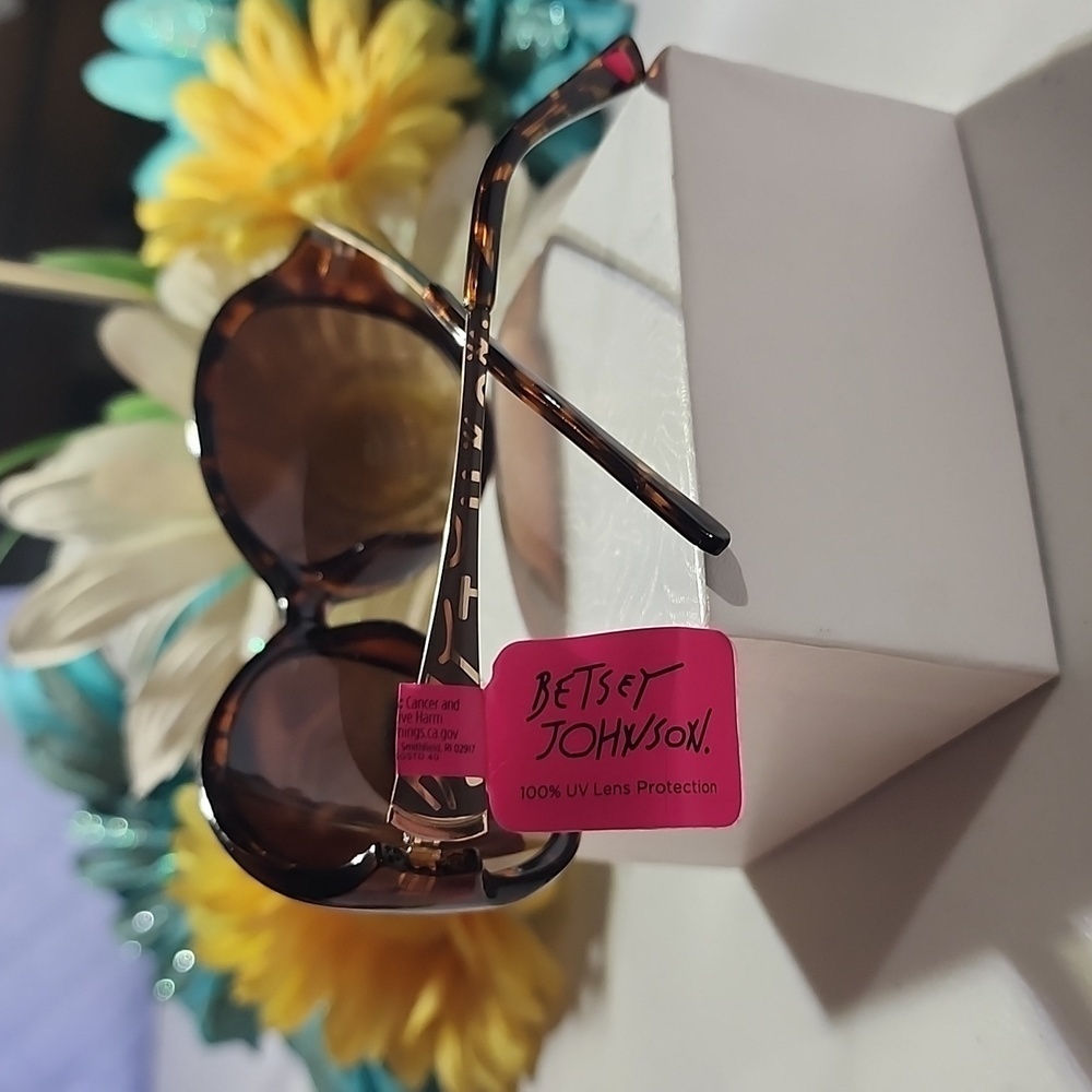 BETSEY JOHNSON SUNGLASSES - Picture 5 of 7